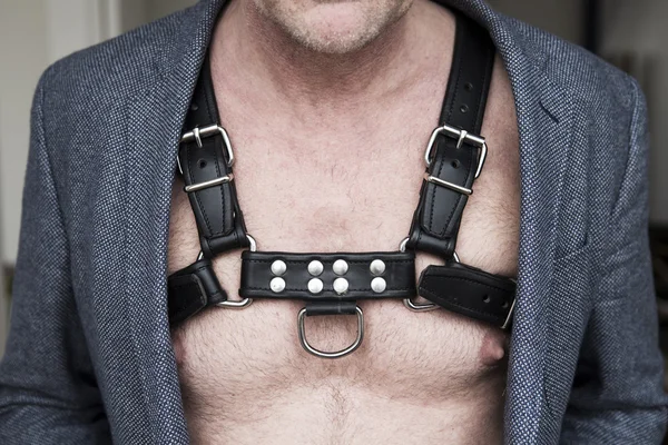 Szczelnie-do góry klatki piersiowej człowieka na sobie uprząż skórzana i kurtka — Zdjęcie stockowe