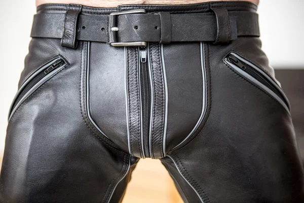 siyah deri pantolon giyen adam Close-Up