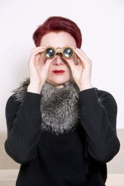 dürbün ile seyir Kızıl saçlı kadın