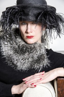 Siyah şapkalı bir kadın portresi