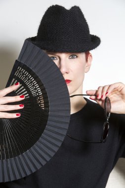 siyah şapka ve fan ile kadın portresi