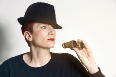 kadın dürbün seyir şapka ile