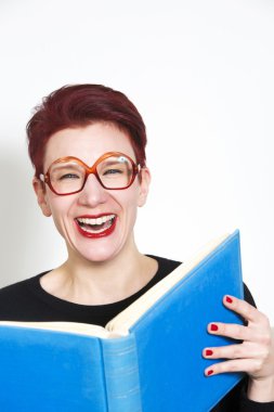 kadın gözlük okuma mavi kitap ve gülüyor