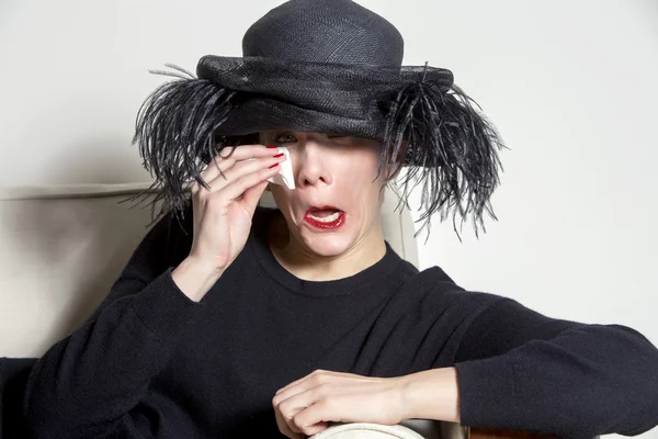 Portrait d'une femme avec robe noire et chapeau à l'air triste — Photo