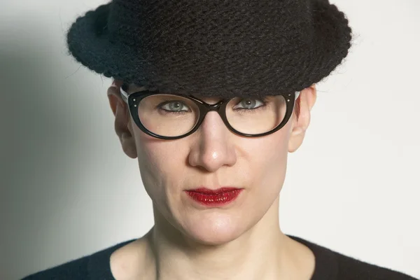 Portrait of woman with black hat and glasses — Stock Photo, Image