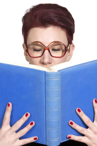 Žena s brýlemi v modré knize — Stock fotografie