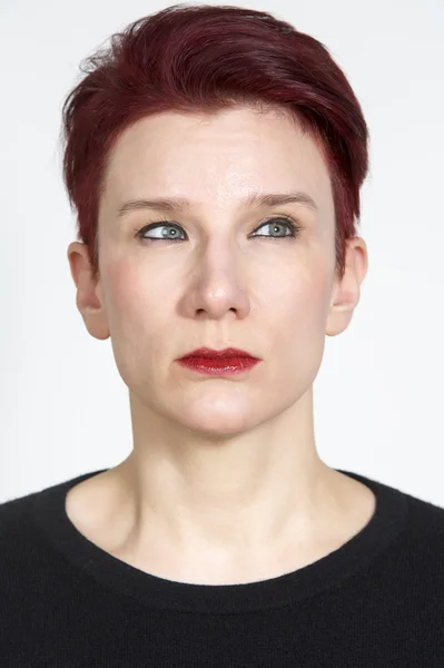 Portret van roodharige vrouw op zoek naar de kant — Stockfoto