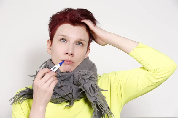 Ritratto di donna che ha il raffreddore con termometro — Foto Stock