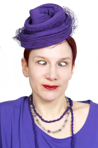 Mor vintage şapka ile şaşı gözlü kadın portresi — Stok fotoğraf