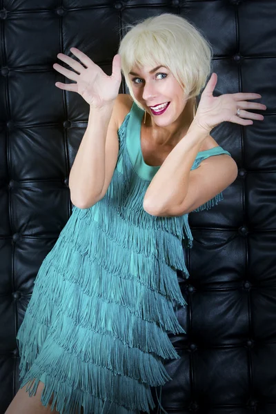 Rubia bailando mujer en vestido verde —  Fotos de Stock