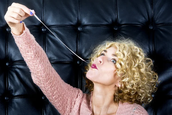 Portrait de femme blonde avec bubblegum — Photo