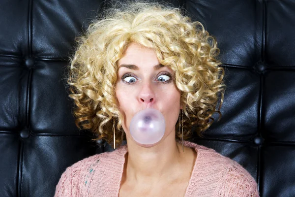 Portrait de femme blonde aux yeux croisés avec bubblegum — Photo