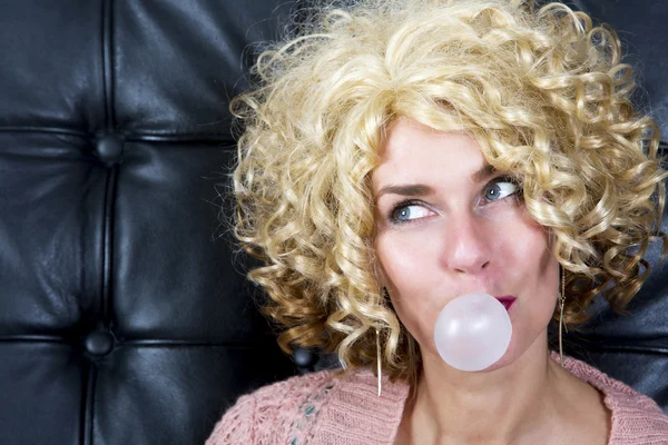 Portret van blonde vrouw met bubblegum — Stockfoto