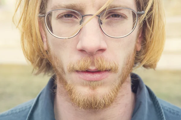 Retrato de jovem com cabelo vermelho longo — Fotografia de Stock