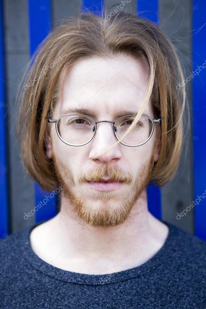 Portrait de jeune homme aux longs cheveux roux — Photo de stock