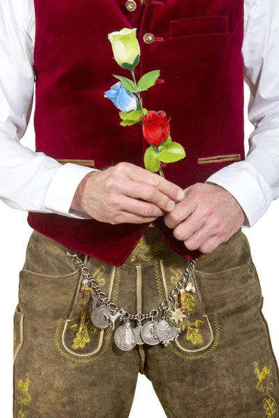 Hombre bavariano con ropa tradicional sosteniendo una flor de plástico — Foto de Stock