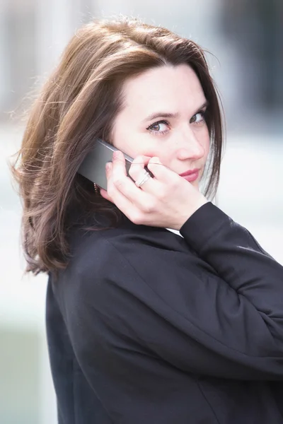 Kadın telefonda konuşurken portresi — Stok fotoğraf