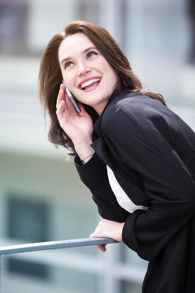 Portrait of woman talking on the phone — Stock Photo, Image