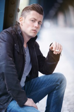 adam sokakta sigara sigara