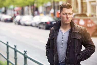 Genç sarışın adam ayakta dışında sokakta