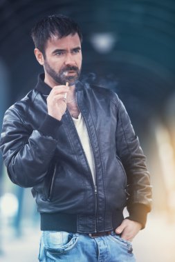 adam sokakta sigara sigara