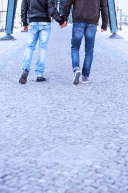 El ele tutuşan iki adam.