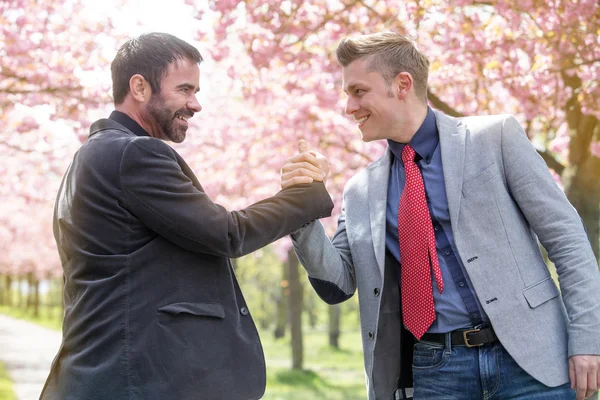 Dos hombres dando la mano al aire libre — Foto de Stock