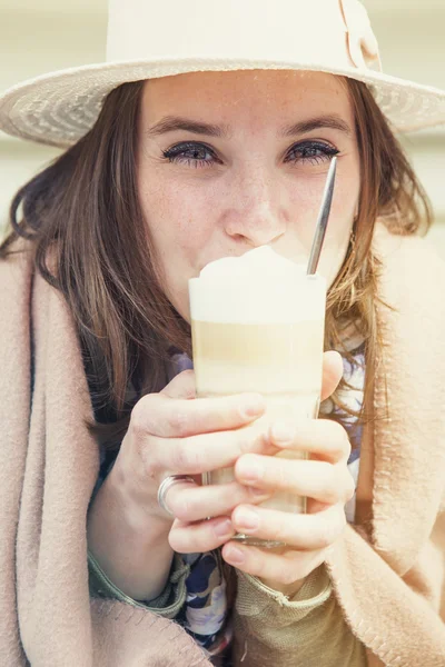 Mujer joven sentada en Café con café — Foto de Stock