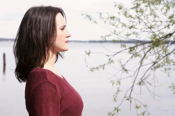 Profilo di giovane donna che guarda l'acqua — Foto Stock