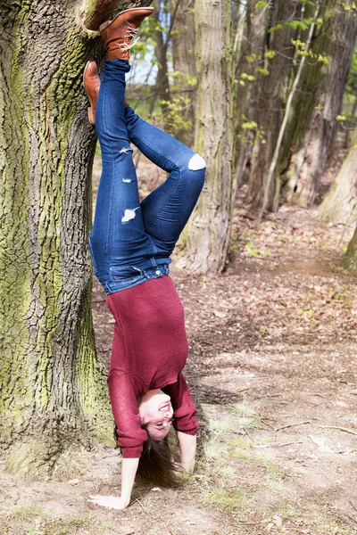 genç kadın bir ağaç tarafından amuda yapma