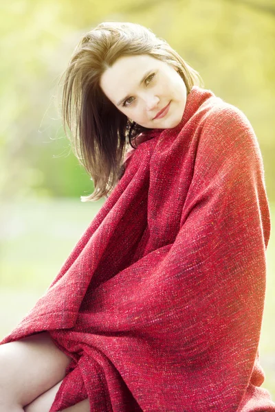Portrét mladé ženy zabalený do přikrývky venku — Stock fotografie