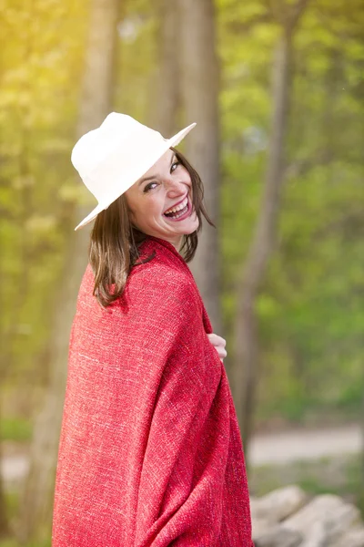 Porträt einer jungen Frau in Decke gehüllt im Freien — Stockfoto