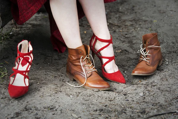 Closeup of woman changing her high heels for boots — Stock Photo, Image