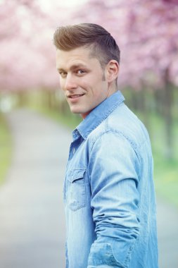 parkta sarışın yakışıklı adam portresi