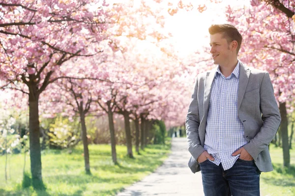 Porträt eines blonden, gutaussehenden Mannes im Park — Stockfoto