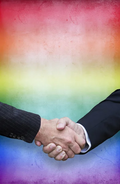 Aperto de mão com as cores do arco-íris para o orgulho gay — Fotografia de Stock