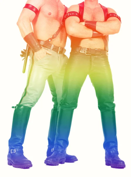 Dos hombres de cuero con los colores del arco iris para el orgullo gay — Foto de Stock
