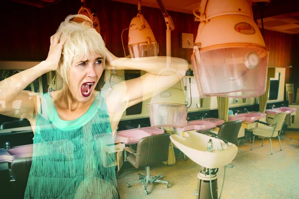 Dupla exposição do salão de cabeleireiro e mulher gritando — Fotografia de Stock