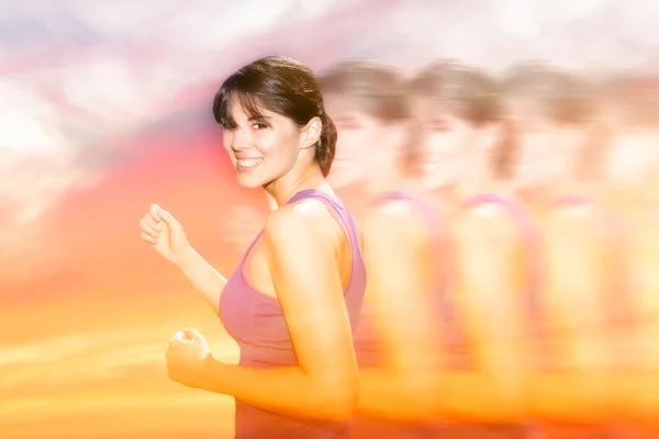 Doppia esposizione di donna jogging e cielo rosso — Foto Stock