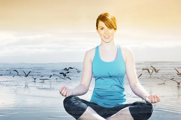 Double exposition de la femme faisant du yoga à la plage — Photo