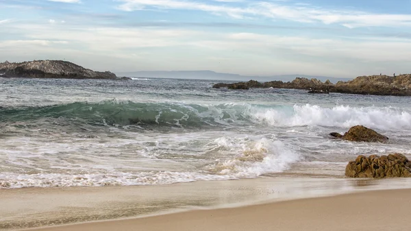 Kumlu bir plaj isabet mavi okyanus dalgaları — Stok fotoğraf