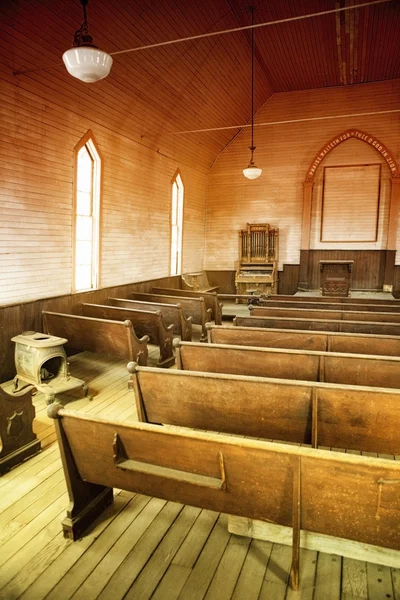 Bancos dentro de uma igreja de madeira — Fotografia de Stock