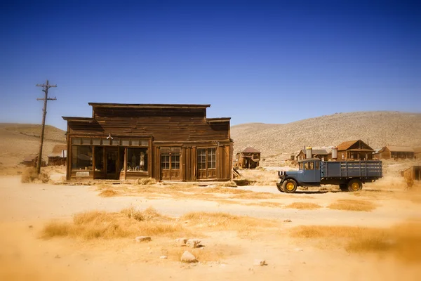 Antigua granja y camión en el desierto de California — Foto de Stock