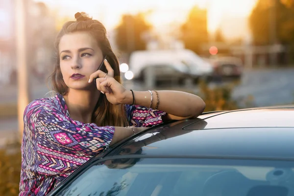 En ung kvinne som snakker i telefonen. – stockfoto