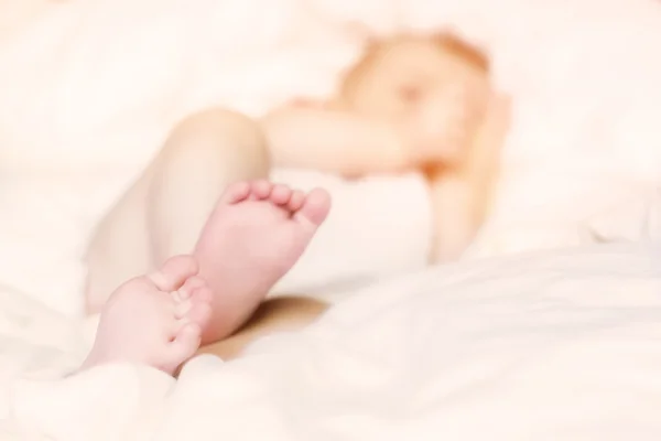 Close up de pés do bebê deitado em cobertor — Fotografia de Stock
