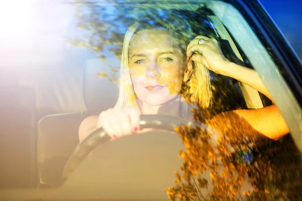 Femme conduisant une voiture et regardant détendu — Photo