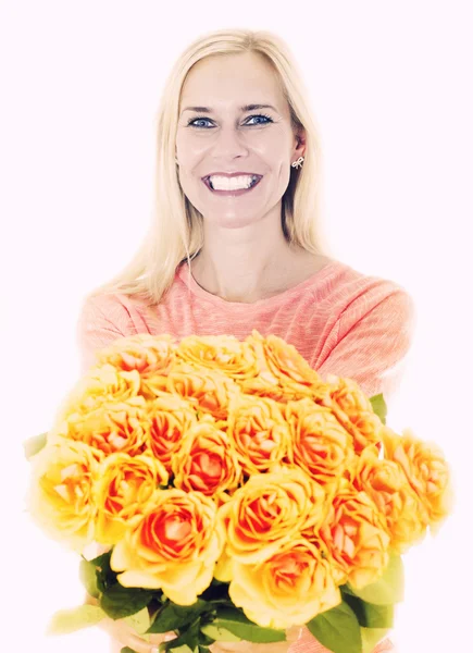 Mujer rubia con un ramo de rosas naranjas — Foto de Stock