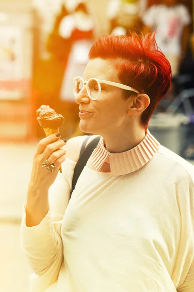 Usmívající se žena jíst čokoládová zmrzlina — Stock fotografie