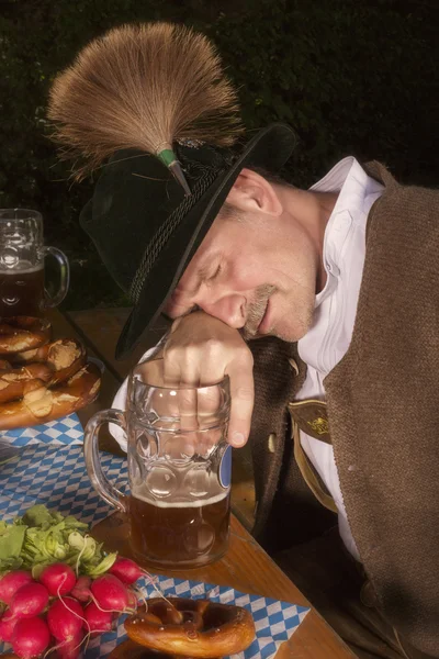 Borracho bavarian hombre en oktoberfest en mesa — Foto de Stock