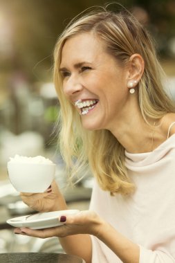 kadın ile kafe gülüyor dışarıda onu üzerinde krem şanti